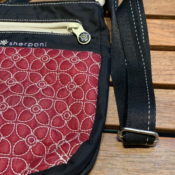 EUC Sherpani Black and Burgundy Crossbody Bag Purse - Picture 5 of 6